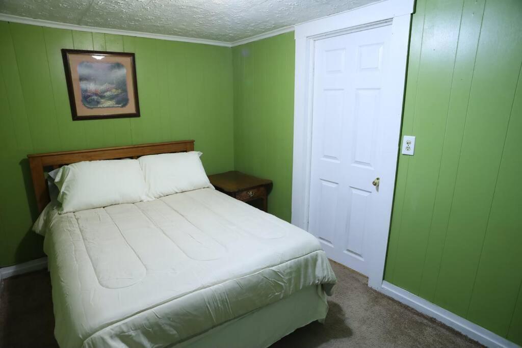 3-Bedroom Apt. Ideal Location Near New River Gorge 费耶特维尔 外观 照片