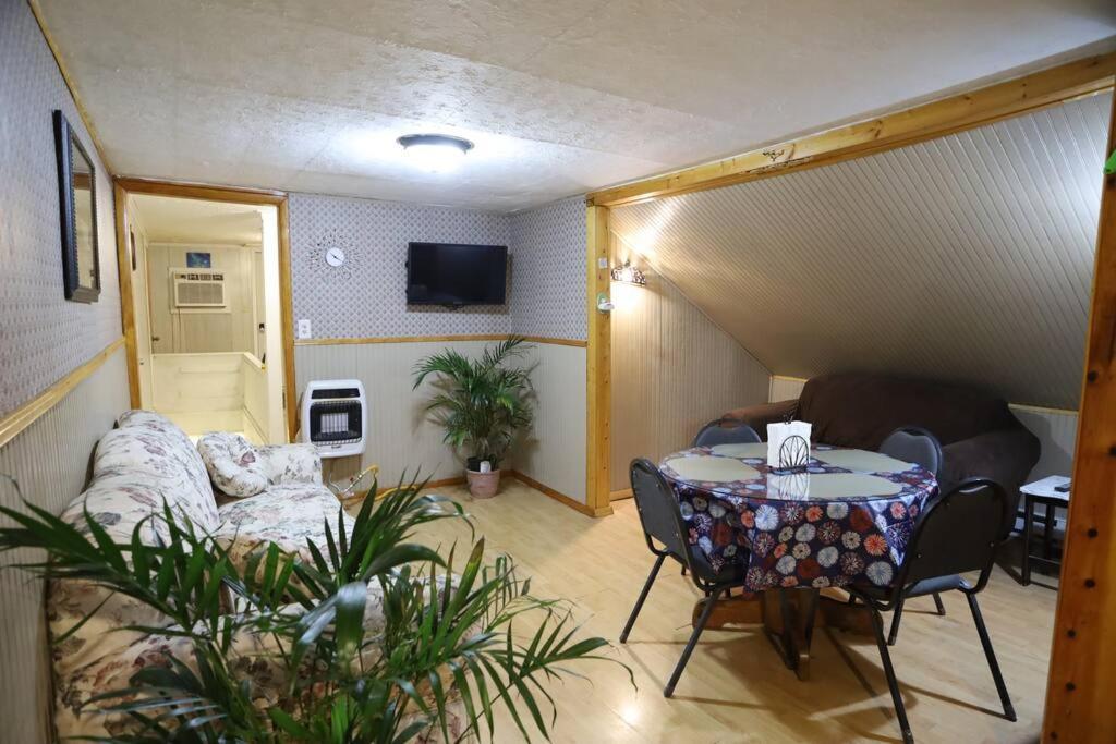 3-Bedroom Apt. Ideal Location Near New River Gorge 费耶特维尔 外观 照片